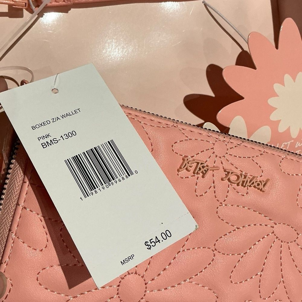 Betsey Johnson Pink Quilted Floral Zip Around Wallet Wristlet NWT - Picture 6 of 6